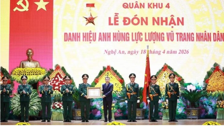 Thủ tướng Lê Minh Hưng truh pơm lêh sơng iŏk Hơnăn Khul linh tơblăh kơ tang kơ kon pơlei đơ̆ng Quân khu 4