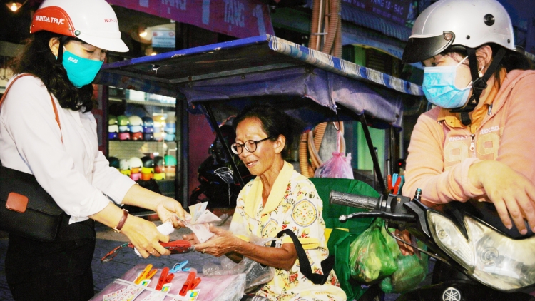 ការរកប្រាក់ចិញ្ចឹមជីវិតនាពេលរាត្រីរបស់ប្រជាជនមួយចំនួននៅហាទៀង។