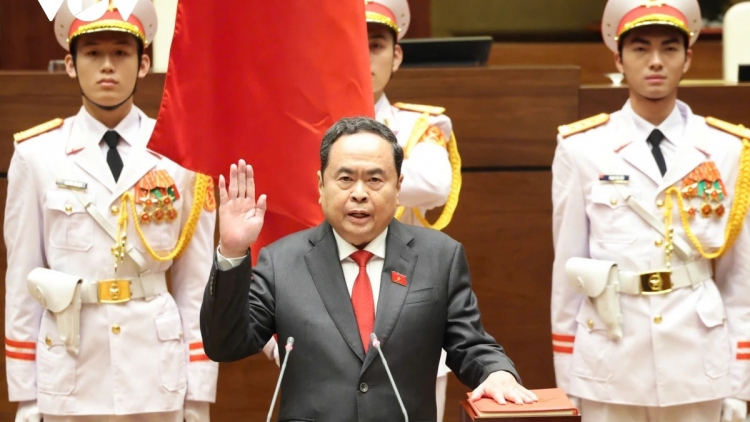ĐỢ CHA NỤP: CHỦ TỊCH QUỐC HỘI TRẦN THANH MẪN TUYÊN THỆ K’ĐHƠỢNG BHRỢ BH’RỢ