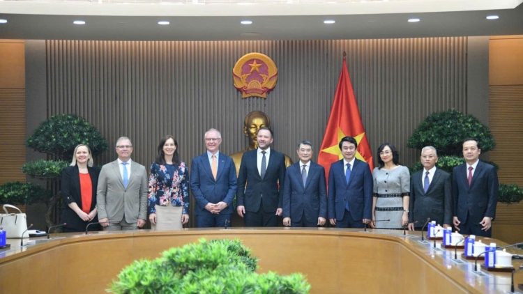 Thủ tướng Cíñ phủ ồng Lê Minh Hưng wă Ƀộ trưởng Ƀộ Cribơyai broă mờ lơgar ndai lơgar Estonia