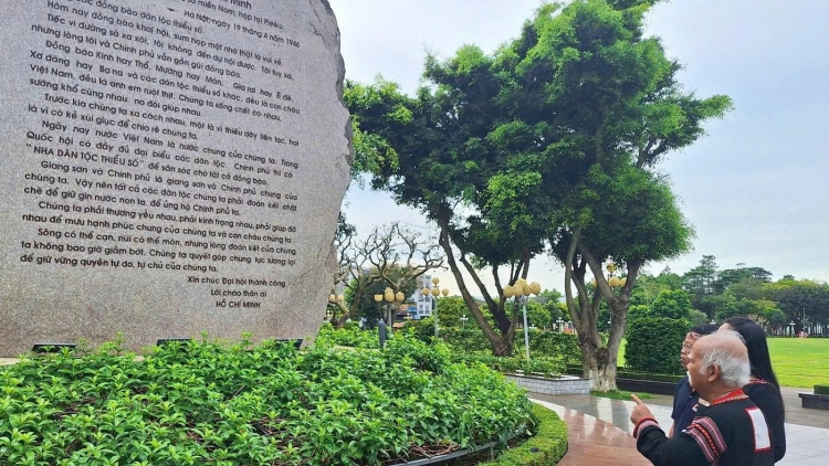 “80 hơnăm - Rơkong Pôa Hồ pơchân tung dế kơpong kân rơdâ”