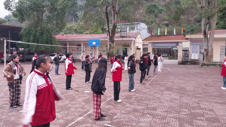 TUYÊN QUANG: HẾT KHOÁI BẠI TRƯỜNG NỘI TRÚ DÚ BÚNG PIÊN CHÁI
