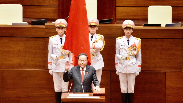 Khua bruă kƀĭn ala gưl  15 Trần Thanh Mẫn lŏ dơ̆ng djŏ ruah khua bruă kƀĭn ala gưl 16 