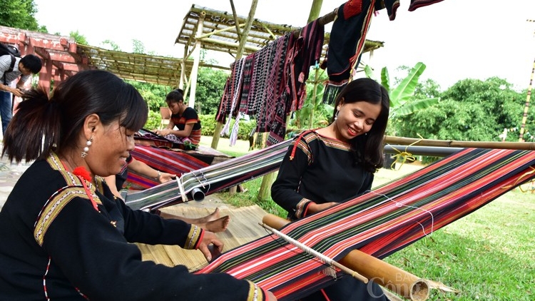 Kơnờm Đảng làng bol kòn cau geh rài kis hờm ram