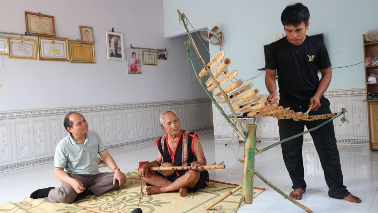 Hok mơak lơ 30/4 hăng jua goong mơ̆ng tha plơi Rơ Châm Nha