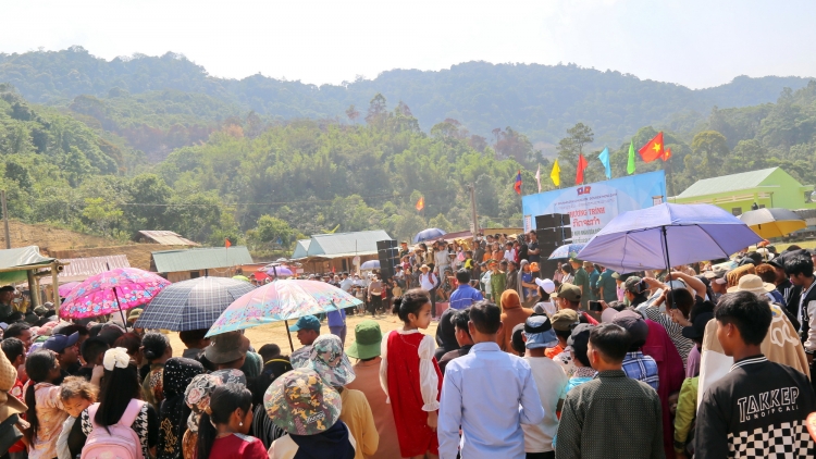 Satềp Bunpimay pơgồp bal nùs nhơm niam tiah nhàr lơgar đah lơgar Việt Nam mờ lơgar Lào 