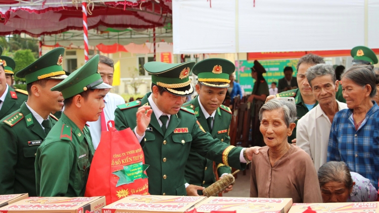 កងទ័ពការពារព្រំដែនក្រុងកឹងធើជួយប្រជាជនតំបន់ព្រំដែនសមុទ្រឲ្យរួចផុតភាពក្រីក្រ