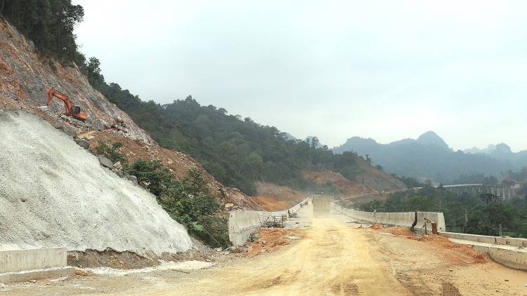 Thi công xuyên lễ cao tốc Đồng Đăng - Trà Lĩnh: Quyết tâm thông tuyến giai đoạn 1 vào ngày 19/5