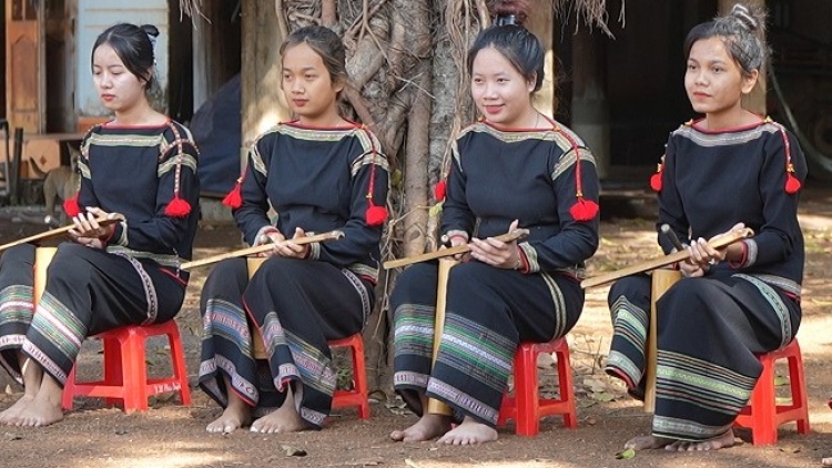 Mtă mtăn kơ amai adei (Dặn dò chị em)