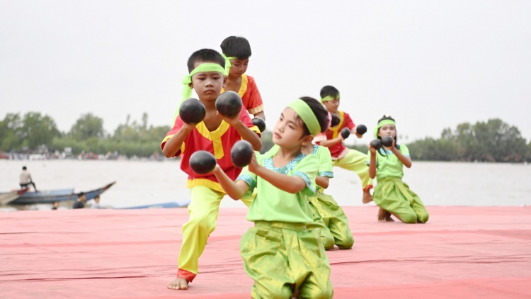 រក្សាសិល្បៈរបាំគោះត្រឡោក