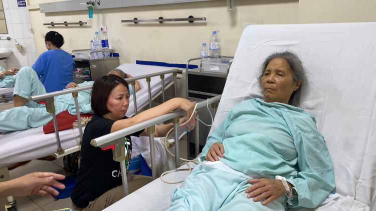 Nỗi lo của những người con nghèo trước bệnh tình của mẹ già