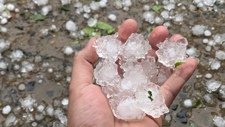 Mưa đá và dông lốc quét qua hàng loạt tỉnh miền núi phía Bắc khiến 5 người bị thương, hàng trăm ngôi nhà tốc mái