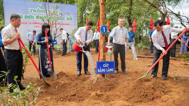 Dak Lăk tŭi ñang hơdor kơ Khua mir sir Hồ Chí Minh ƀơi Pra yang hơdor kơ Wa Hồ