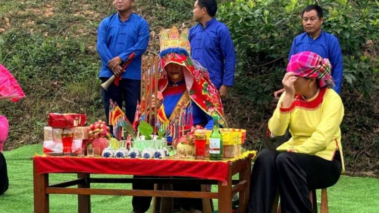 BIAK KAREI ADAT KAKUH YANG GLAI DI URANG GIAY