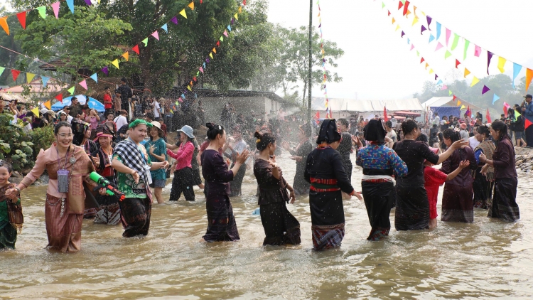 Điện Biên: Mơng blah dưi hing ang truh pơtrut đĭ kyar tuai čuă ngui gru grua