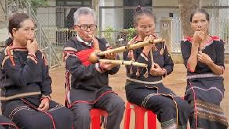 Mtă mtăn kơ amai adei (Dặn dò chị em)