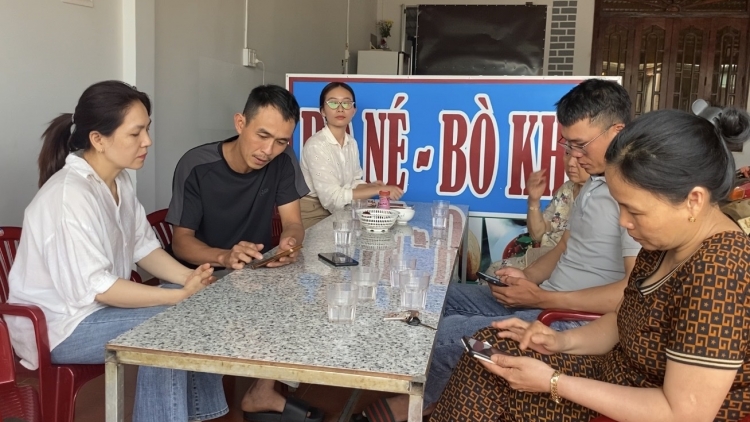 “Bình dân học vụ số” ở vùng khó Trường Xuân
