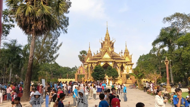 តភ្ជាប់ក្តីស្រឡាញ់នៅតំបន់ដីកោះដូង