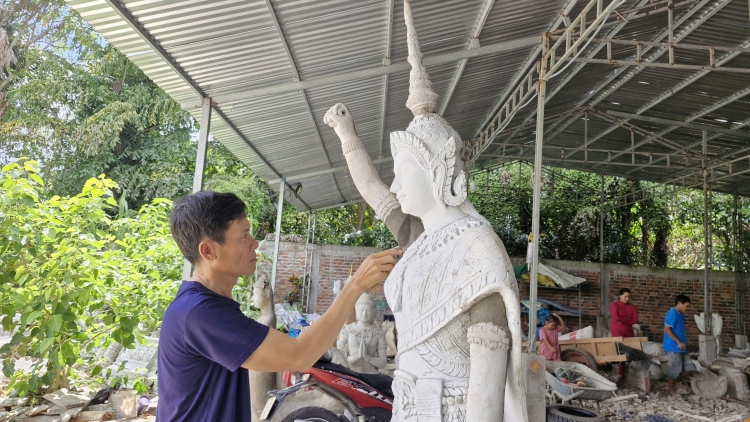 ជាងចម្លាក់ឆ្នើមលីភឿងនៅឃុំឡុងភូ ក្រុងកឹងធើ