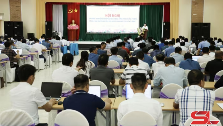 Sơn La gziáo pủi cán bộ, nhniều tzòi hang, tạp ếnh sỉ tào phát héng xiếp khzáo lống vuônz ziêm pẩu tào seng
