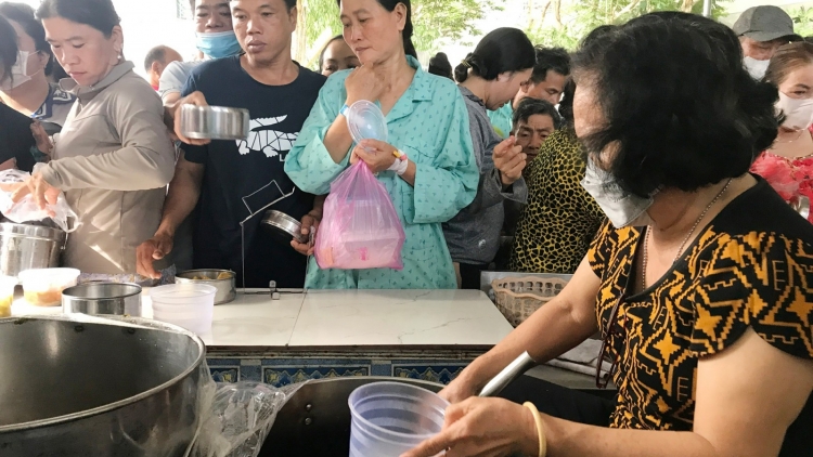 ការគិតគូរពេលបាយជូនអ្នកជម្ងឺក្រីក្រ