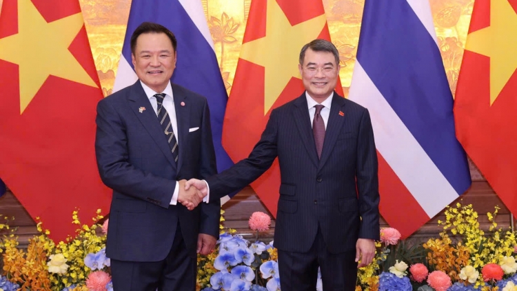 Khua knŭk kna Lê Minh Hưng bi trông hŏng Khua knŭk kna Thái Lan Anutin Charnvirakul   