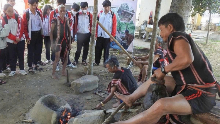 Jơnau yal yau kòn cau Sơdàng dê “Tung mờ Xết – jơnau yal yau broă tiar lòs kòn cau Sơdàng dê”