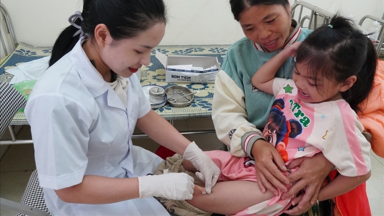 Nhân viên y tế thôn, bản được tăng mức hỗ trợ hằng tháng từ 15/7