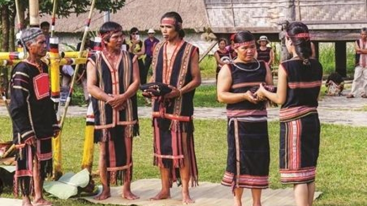 Rơngôt amĭ ba ama ƀă (Nhớ công ơn cha mẹ)