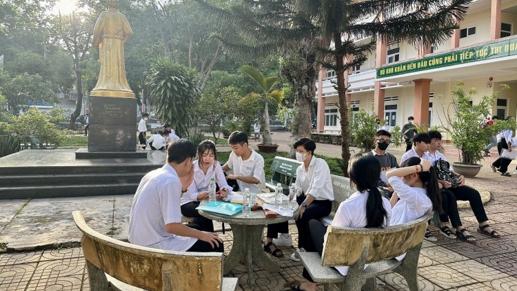 Đăk Lăk vei sơđơ̆ng 'lơ̆ng hloh ăn hŏk tro pơlong đĭ 'măng khuă lăm 12 