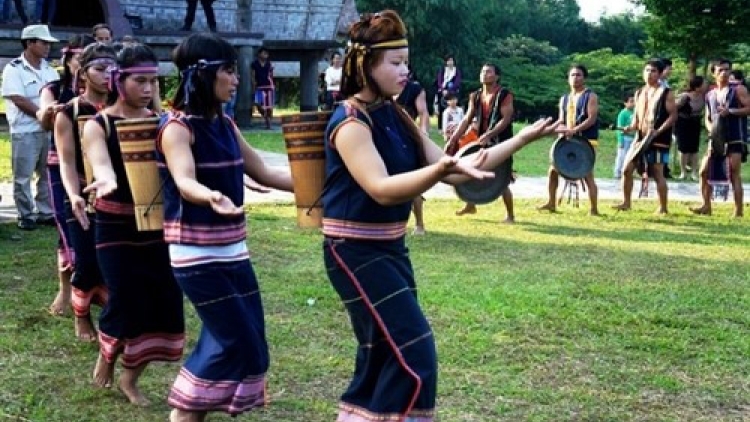 Rơngôt amĭ ba ama ƀă (Nhớ công ơn cha mẹ)