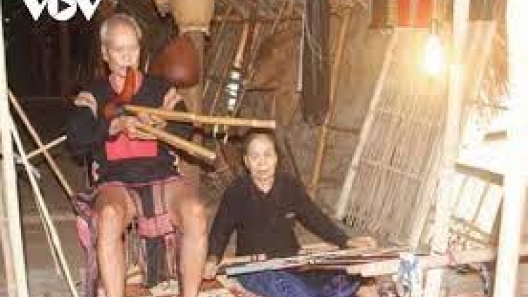 Bi mni kơ Đảng (Ca ngợi Đảng)
