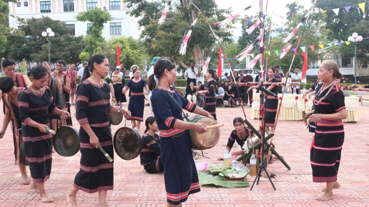 LÂH 200 NGHỆ NHÂN TING PÂH THI TÂM GOONG N’TOONG CHIING, MÚA XOANG