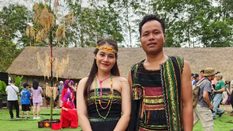 Rnê nău tâm rŏng (Ca ngợi tình yêu đôi lứa)