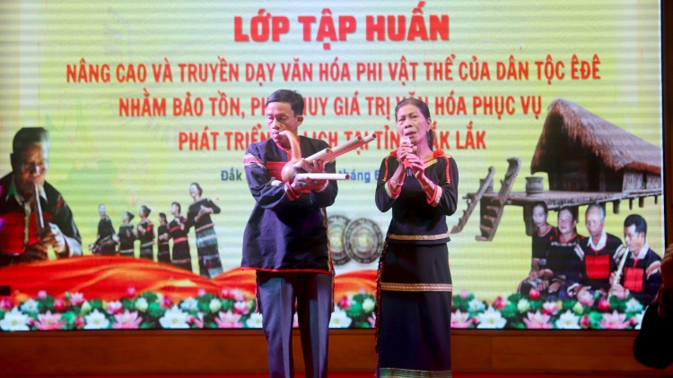 Truyền dạy sử thi, lời nói vần Ê Đê cho thế hệ trẻ tại Đắk Lắk