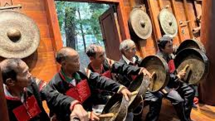 Bi mni kơ Đảng (Ca ngợi Đảng)