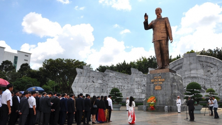 Đêm nghe hát đò đưa nhớ Bác