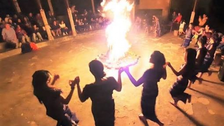 Chờ wă rò năc (Vui đón khách)