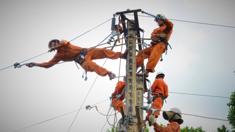 P’RĂNG RƠỢNG, ĐIỆN LỰC QUẢNG NGÃI RA VĂNG TR’XĂL CR’CHĂL ĐƯƠI ĐIỆN BHRƠỢNG