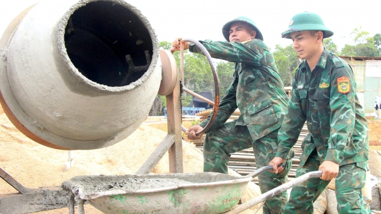 Bộ đội “chia lửa” xây trường nội trú vùng biên