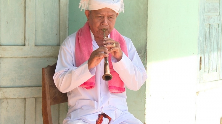 Mơnuih djă er mơñi đing saranai ƀơi plơi Chăm Lâm Thuận