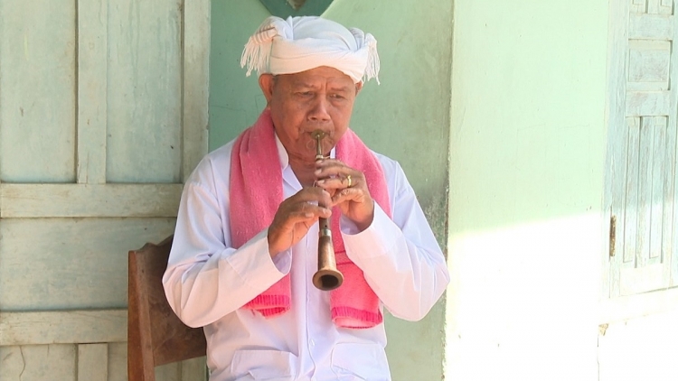 Người giữ thanh âm saranai ở làng Chăm Lâm Thuận
