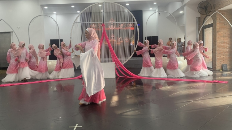 CHREIH SAMBAI HAREI RAYA PRAONG URANG BANGSA CAM