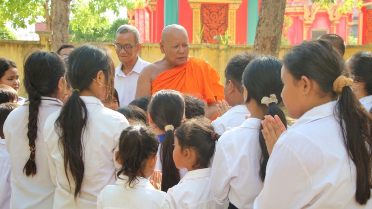 ព្រះសង្ឃលះបង់អស់ពីព្រះទ័យដើម្បីសហគមន៍នៅតំបន់ប្របសមុទ្រ