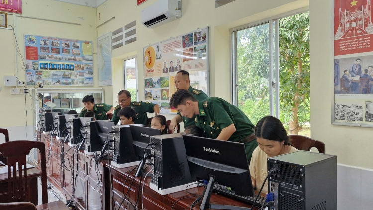 ប៉ុស្តការពារព្រំដែនរួមដំណើរជាមួយសិស្សានុសិស្សក្នុងបរិវត្តកម្មឌីជីថល