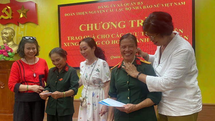 CLB Nhà báo nữ Việt Nam trao 51 suất quà tri ân cựu nữ Thanh niên xung phong tại Tuyên Quang