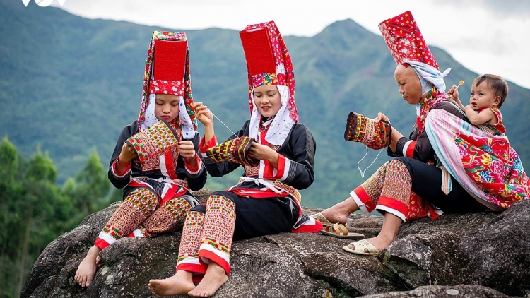 BÌNH MINH TRÊN RẺO CAO (DÂN CA DAO)