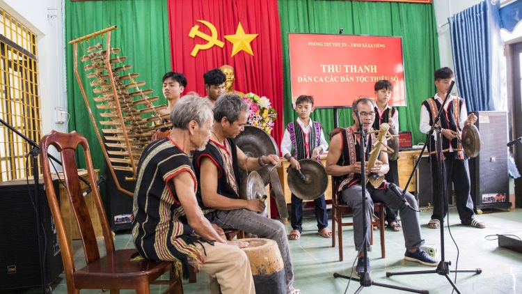 Cơn mưa nhịp chiêng và nỗi nhớ