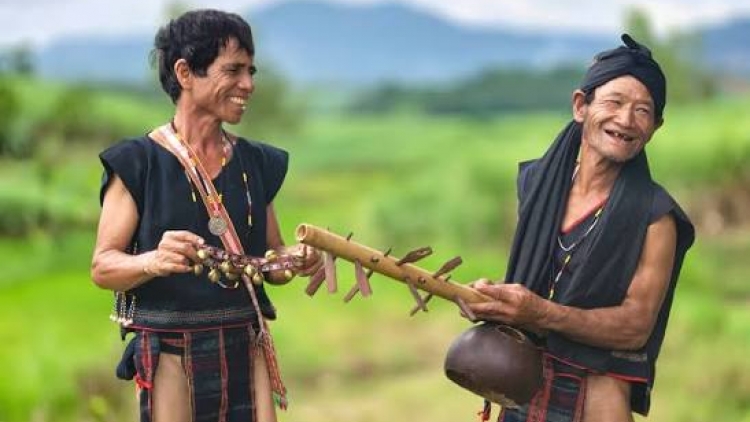 Tơgŭm ƀô̆ đô̆i tơblăh ayăt (Động viên bộ đội đánh giặc)