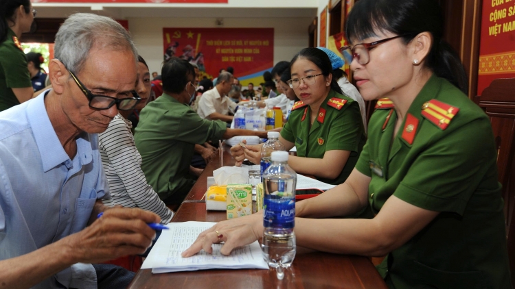 Rĭm ADN-Hơmâo sa tơlơi čang rơmang ba tơhan djai pơsăn drơi glăi pơ sang anŏ